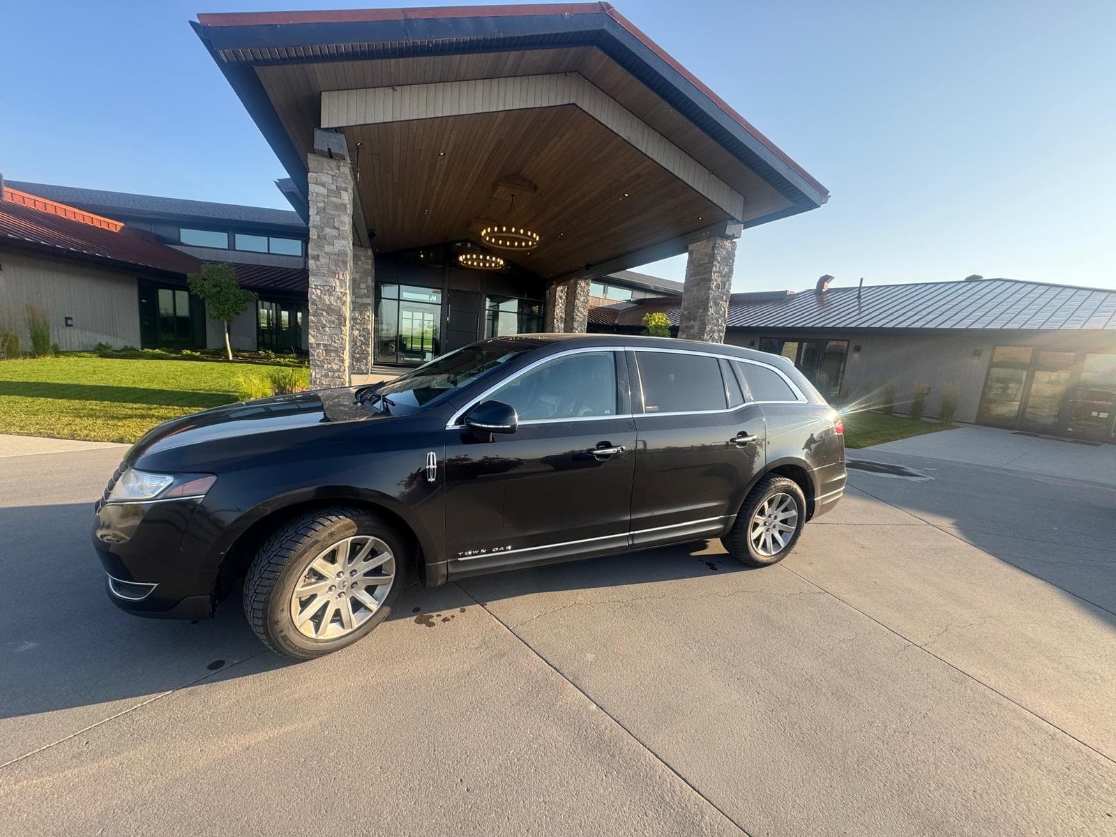 Lincoln MKT - Image 1